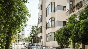 Un immeuble à plusieurs étages, doté d’un style architectural moderne, avec de grandes fenêtres et des balcons.