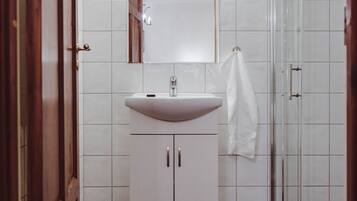 Douche, articles de toilette gratuits, sèche-cheveux