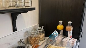 A buffet setup with various food items and beverages. - Villa Eckhoff (Stavanger)