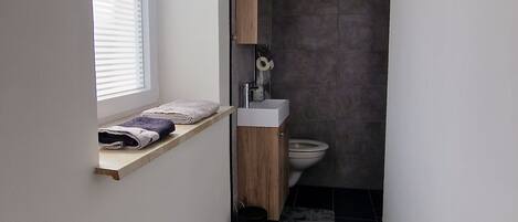 Serviettes fournies, savon, papier toilette