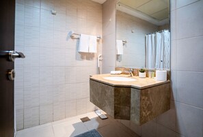 Deluxe Studio | Bathroom | Shower, hair dryer, towels, soap - Tanin - Luxurious and Contemporary Studio in JLT Cluster R (Dubai)