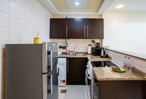 Deluxe Studio | Private kitchen | Fridge, microwave, oven, stovetop - Tanin - Luxurious and Contemporary Studio in JLT Cluster R (Dubai)