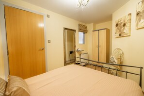 2 chambres, fer et planche à repasser, accès Internet