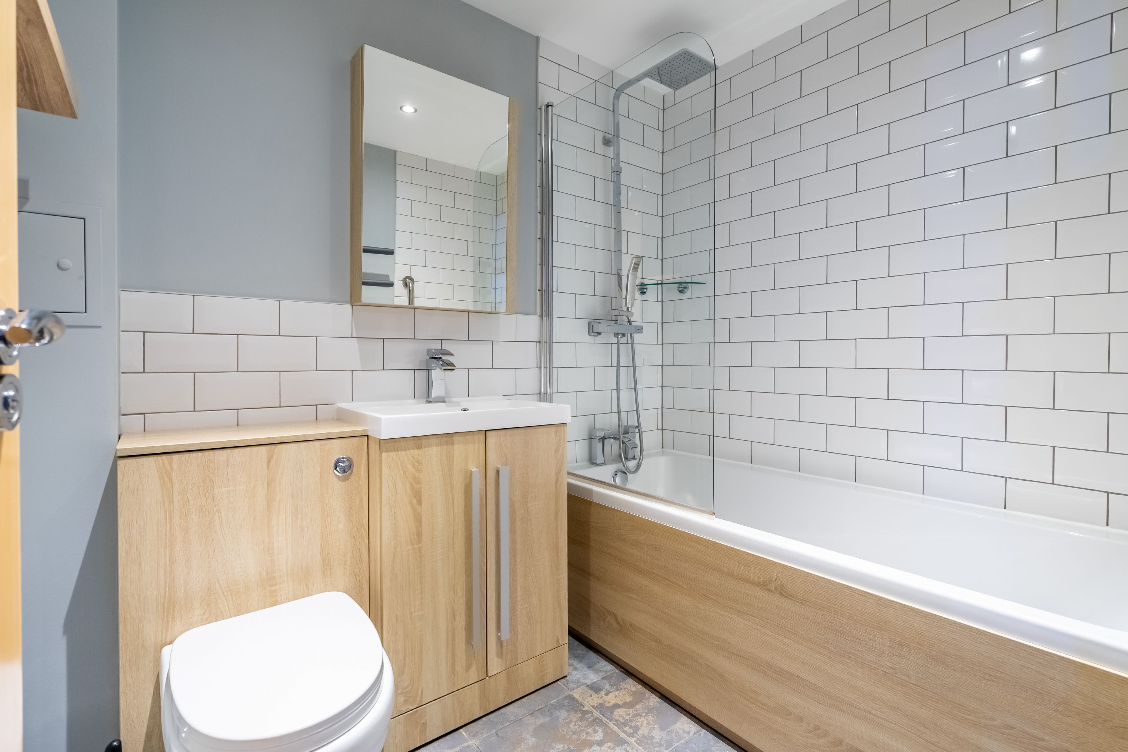 Combined shower/tub, hair dryer, towels