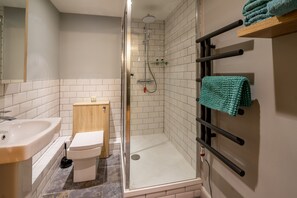 Ensemble douche/baignoire, sèche-cheveux, serviettes fournies