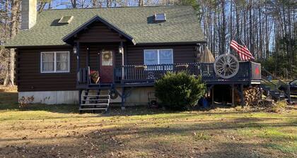Cozy log cabin home. 5 minutes to the beach, pet and family friendly home.