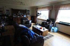 20-inch TV with digital channels - sandwick bay guest house (Stornoway)