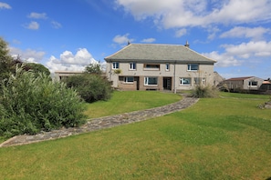 Vista frontal de la propiedad