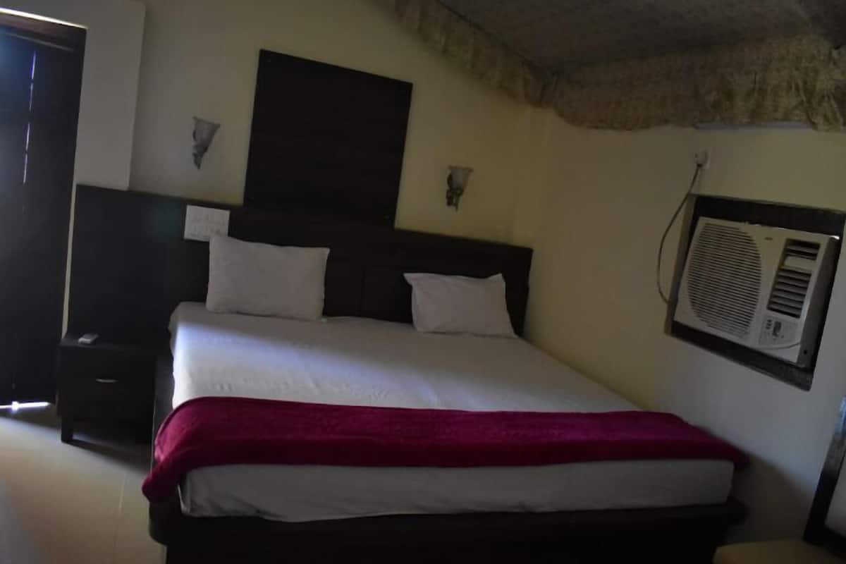Family Room | 1 bedroom, bed sheets