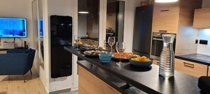 冷蔵庫、オーブン、コンロ、食器洗い機