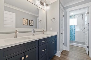 Bathtub, towels