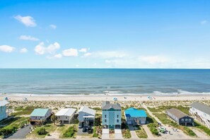 On the beach - Oceans Edge: Stunning oceanfront house in Oak Island, perfect for 22 guests! (Oak Island)