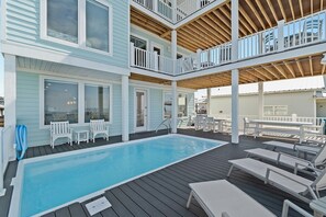 A heated pool - Oceans Edge: Stunning oceanfront house in Oak Island, perfect for 22 guests! (Oak Island)