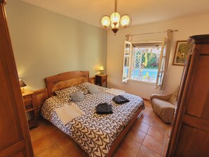 4 Schlafzimmer, Schreibtisch, Bügeleisen/Bügelbrett, Reisekinderbett