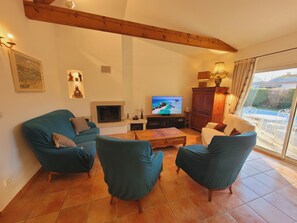 Smart TV, fireplace, DVD player, table football