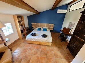 4 bedrooms, desk, iron/ironing board, travel cot