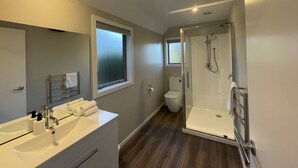 Un bagno moderno con lavabo, toilette e cabina doccia.