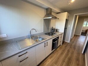 Kjøleskap, kokeplater, brødrister og krydder