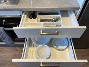 Kühlschrank, Herdplatte, Toaster, Gewürze