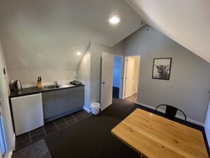 Fridge, stovetop, toaster, spices - Chalet 4 (1 Bed) Pudding Hill (Methven)
