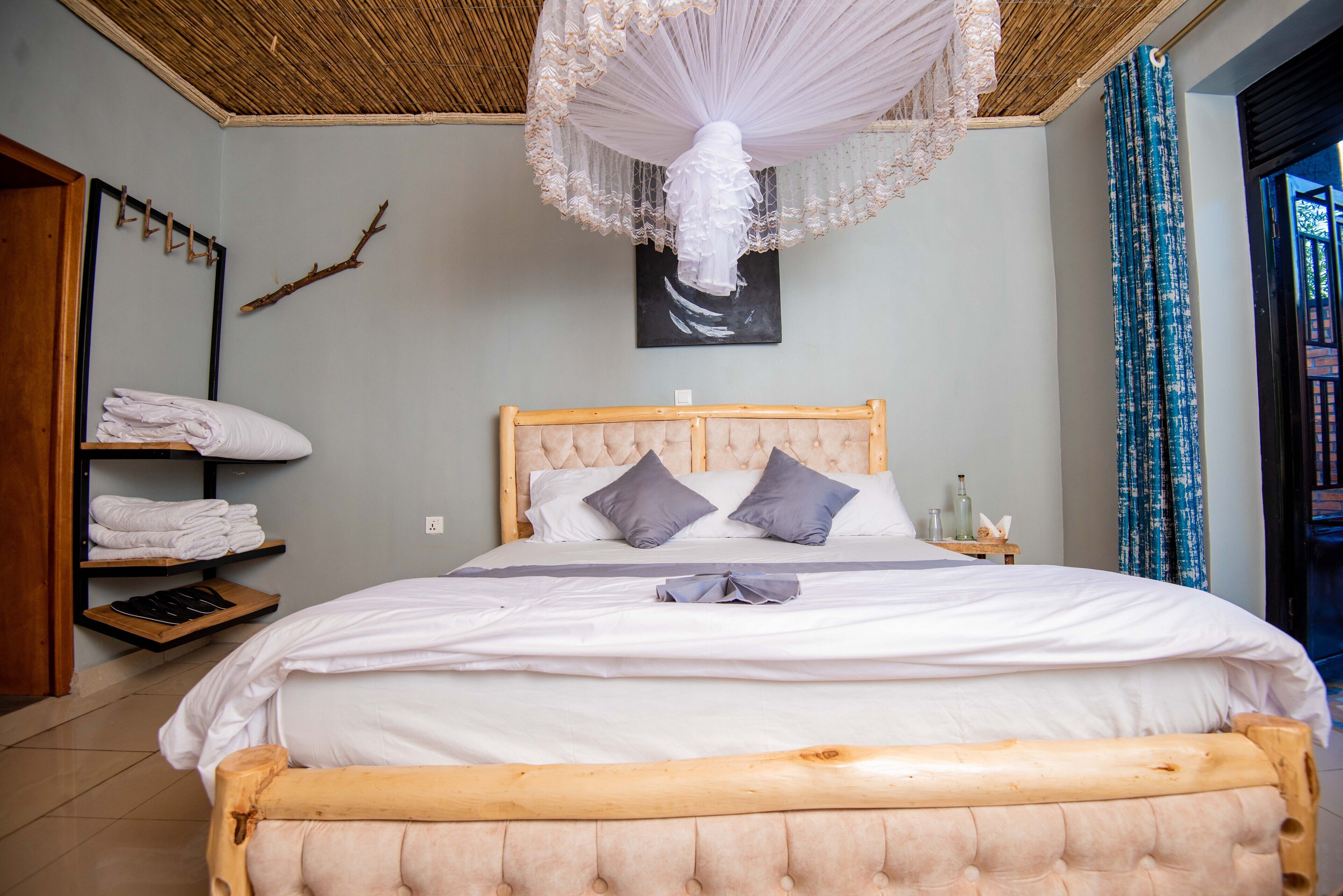 Comfort Room | In-room safe, iron/ironing board, free WiFi, bed sheets