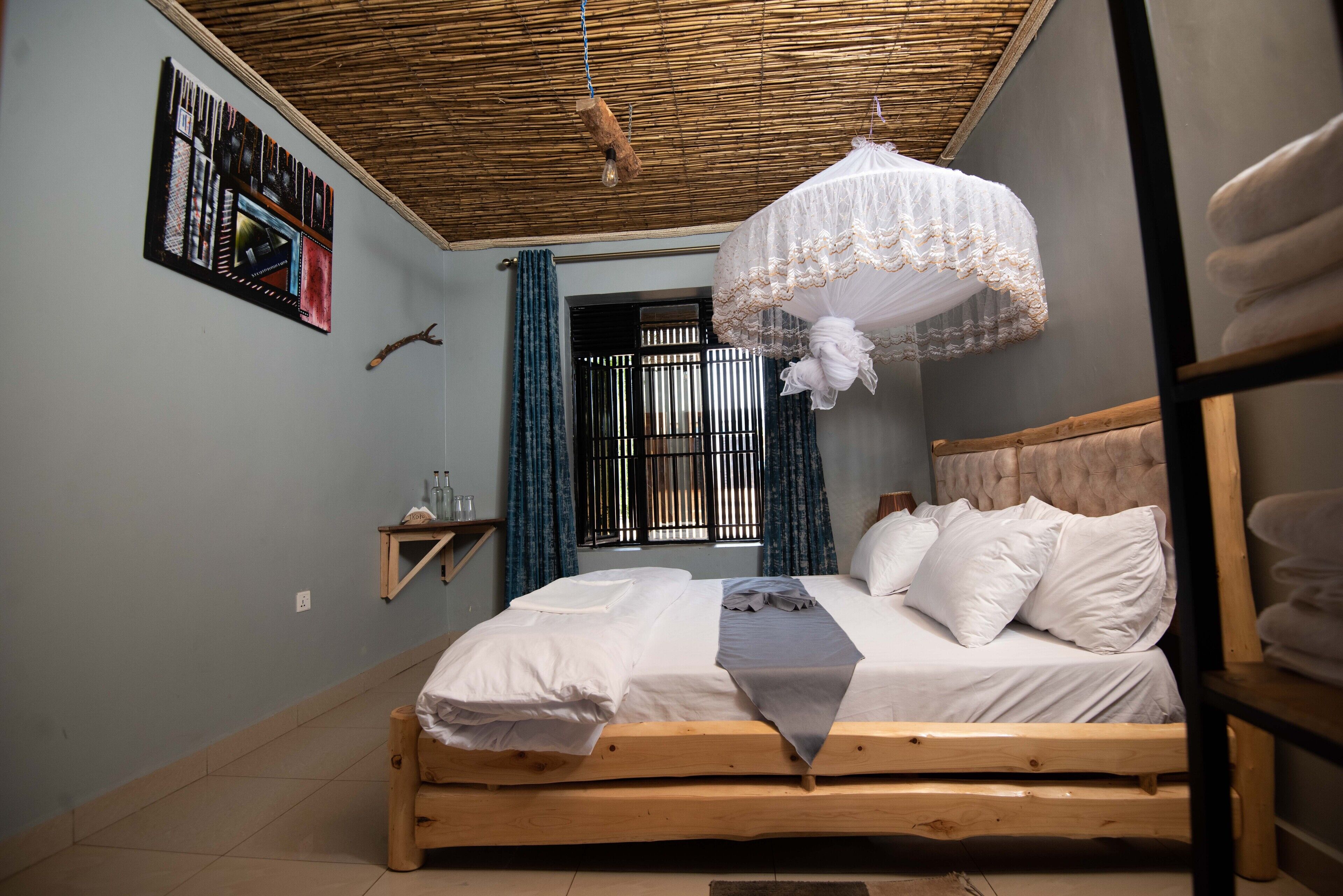 خزنة داخل الغرفة ومكواة/لوح كي وواي فاي مجانًا وملاءات أسرّة