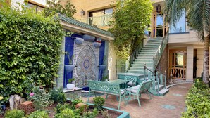 A courtyard with a fountain, a staircase, and outdoor seating. - Sillage Palace Sky & Spa  (Marrakech)