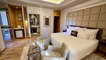 Junior Suite | Premium bedding, minibar, in-room safe, blackout curtains