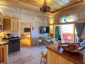 Deluxe Suite | Living area | 55-inch flat-screen TV with satellite channels, TV - Konak Ballıca - Your Home in Avanos (Avanos)