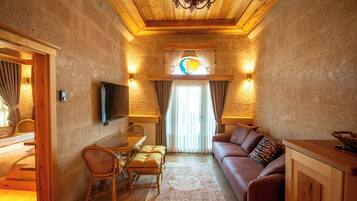 Suíte luxo | Área de estar | TV de tela plana 55 polegadas com canais via satélite, TV