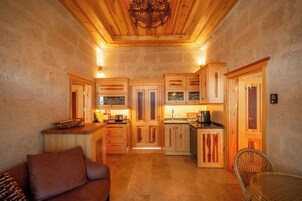 Deluxe Suite | Private kitchen | Mini-fridge, stovetop, dishwasher, espresso maker