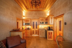 Frigobar, placa de cocina, lavavajillas, cafetera expreso