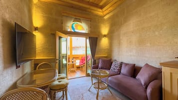 Suíte luxo | Área de estar | TV de tela plana 55 polegadas com canais via satélite, TV