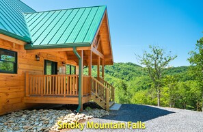 Exterior - HUMMINGBIRD RIDGE--- MOUNTAIN VIEWS, PRIVACY AND  WONDERFUL AMENITIES JUST FOR YOU. NOW WITH WI-FI!! (Cosby)