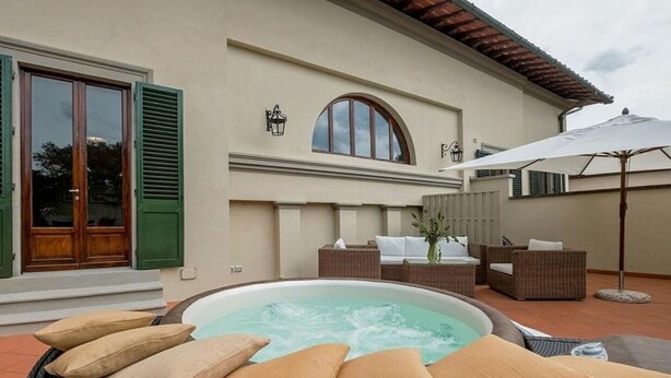 A spa area with a hot tub, wicker furniture, and a large umbrella. - Villa in Florence with 5 bedrooms sleeps 10 (Florence)