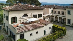 A two-story building with a courtyard, a swimming pool, and a covered outdoor seating area. - Villa in Florence with 5 bedrooms sleeps 10 (Florence)