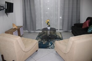 Apartamento familiar, cocina, vistas parciales al mar | Zona de estar | Una televisión LED