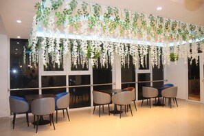 Lobby-lounge