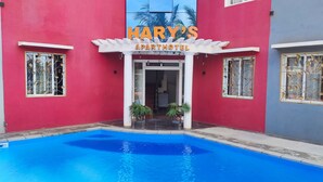 A building with a sign reading "HARY'S APARTHOTEL" above the entrance. - Hary's aparthotel (Toliara)