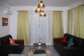 Apartamento familiar, cocina, vistas parciales al mar | Zona de estar | Una televisión LED