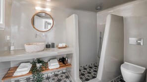 Regadera, amenidades de baño ecológicas, secadora de cabello, toallas 