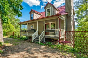 A two-story house with a porch, a covered front porch area, and a small front yard. - Mountain Views! Golf & Pool Min to Cades Cove (Townsend)
