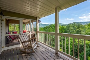 Property grounds - Mountain Views! Golf & Pool Min to Cades Cove (Townsend)