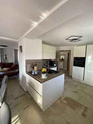 Fridge, oven, stovetop, dishwasher