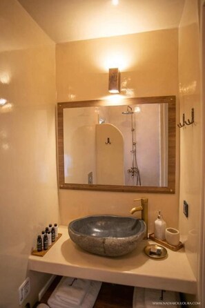 Dusche, Haartrockner, Handtücher