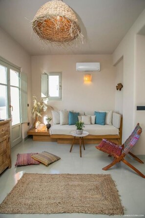 Smart TV - Signature Villa 2 Bedrooms with Outdoor Jetted Pool, Sea & Sunset View (Thira - Santorini)