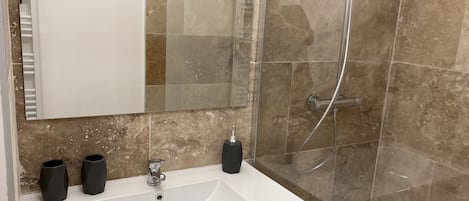 シャワー、ヘアドライヤー、タオル、トイレットペーパー