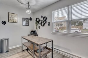 Dining - Charming 2BR Norfolk Home 2 blocks from Beach (Norfolk)