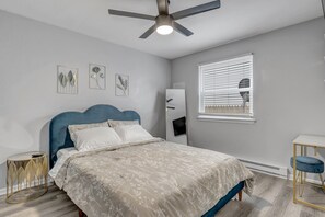 2 室のベッドルーム、デスク、WiFi (無料)、ベッドシーツ