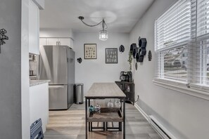 冷蔵庫、電子レンジ、オーブン、コンロ